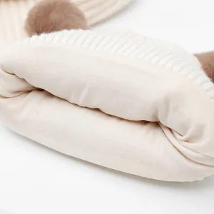 Detalle del gorro de punto para niños que muestra tela acanalada y forro de algodón suave