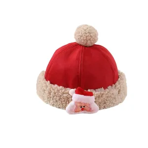 Gorro de Navidad rojo para niños con ribete de lana de cordero y adorno de dibujos animados