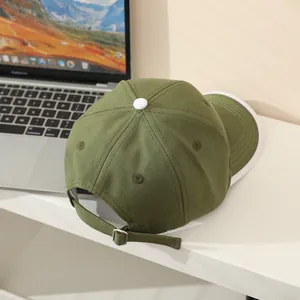 Olijfgroene baseballpet voor kinderen met witte rand en verstelbare metalen riem