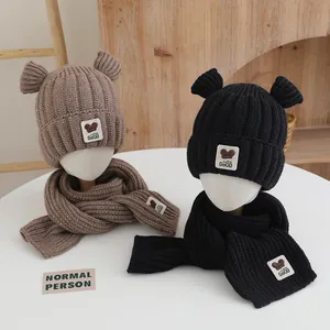 Détail de l'ensemble bonnet d'hiver en tricot épais pour enfant avec oreilles d'ours