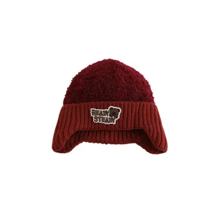 Winter-Strickmütze für Kinder in Weinrot mit Bärenmotiv und warmem Ohrenschutz