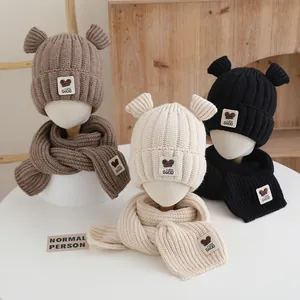 Détail d'un ensemble bonnet et écharpe pour enfants avec écussons d'ours et oreilles
