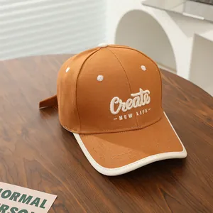 Detail van Create NEW LIFE borduursel op een katoenen honkbalpet voor kinderen