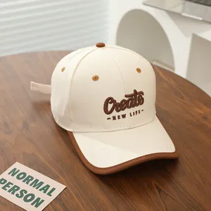 Detail van de vintage baseballpet met Create borduursel en contrasterende klep