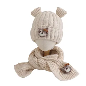 Ensemble bonnet et écharpe en tricot beige pour enfants avec motif d'ours mignon