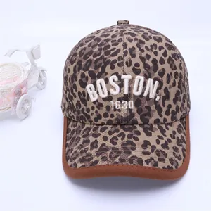 Detailopname van luipaard baseballpet met wit 3D BOSTON 1630 geborduurd logo