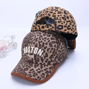 Kinderhonkbalpet met luipaardprint, wit Boston-borduurwerk en verstelbare riem