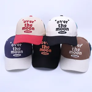 Détail de cinq casquettes de baseball en coton avec broderie 3D et sangle réglable