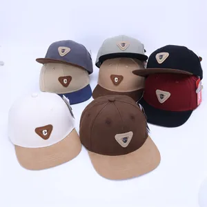 Présentation à plat de casquettes hip hop en coton avec écussons en cuir C pour enfants