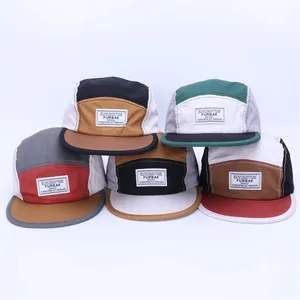 Gruppenanzeige von 5-Panel-Camper-Hüten mit bunten Patchwork-Mustern und gewebten Etiketten