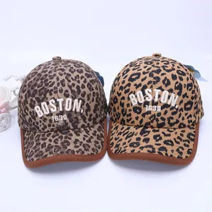 Detail van luipaard baseballpet met 3D wit BOSTON borduursel en bruine bies