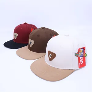 Détails de casquettes snapback multicolores avec visière plate en daim et logo en cuir