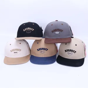 Dettaglio di cappelli snapback con ricamo 3D in cinque diverse combinazioni di colori