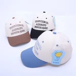 Vue détaillée de casquettes de baseball bicolores avec broderie 3D de qualité et coton sergé