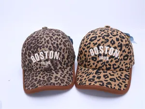 Detail van baseballpetten met luipaardprint, wit BOSTON-borduurwerk en originele tags