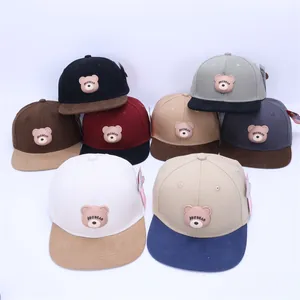 Flache Ansicht bunter Hip-Hop-Snapback-Hüte für Kinder mit Cartoon-Bär-Stickerei