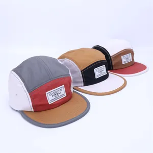 Fünf-Panel Color-Block Camper Hat mit FURBAK Logo-Patch und flachem Rand für Streetstyle