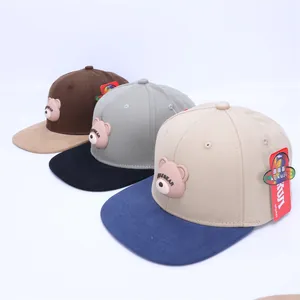 Drei Kinder-Baseballkappen mit 3D-Cartoon-Bärenmotiven und flachem Schirm-Design