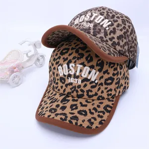 Detailweergave van baseballpetten met luipaardprint en wit Boston 1630 borduurwerk
