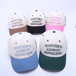 Vue de dessus de cinq casquettes de baseball bicolores pour enfants avec broderie vintage