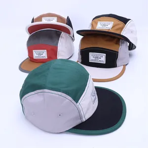 Detailansicht der 5-Panel-Kinder-Camp-Hüte mit Buchstaben-Patch und flachem Rand
