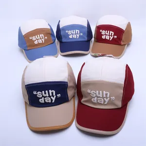 Détail de casquettes camper 5 panels avec broderie 3D SUN DAY et coutures contrastées