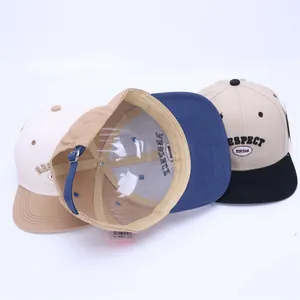 Dettaglio dei cappellini da baseball in cotone a tesa piatta con ricamo RESPECT e fibbia