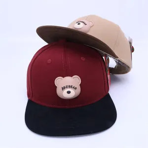 Detail von Kinder-Snapback-Mützen mit 3D-Bären-Patch und zweifarbigem Schirm-Design