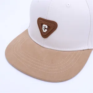 Casquette de baseball plate avec écusson lettre C en blanc et kaki style hip-hop vintage