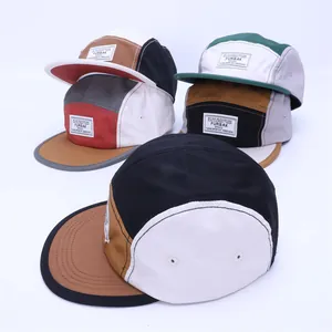 Detailansicht von Five-Panel Patchwork-Baseballkappen mit flacher Krempe und Markenlogo