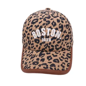 Luipaard baseballpet met wit Boston 1630 borduursel op een witte achtergrond