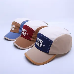 Trois casquettes enfant avec broderie SUN DAY en bleu, rouge et couleurs kaki