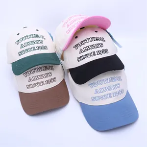 Détail rapproché de casquettes de baseball vintage multicolores avec broderie de qualité
