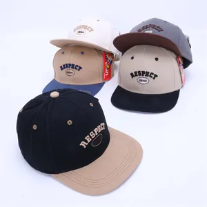 Dettaglio di cappelli snapback a tesa piatta con ricamo e varie opzioni di colore