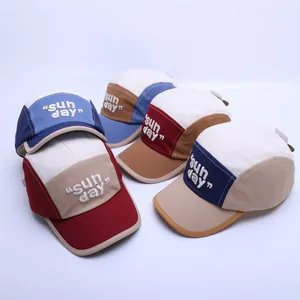 Détail de casquettes camp 5 panels multicolores avec broderie 3D 'sun day' et toile canevas