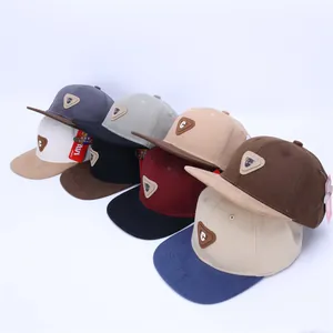 Détail de la collection casquettes hip hop montrant diverses couleurs et écusson en cuir