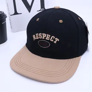 Dettaglio ricamo Respect su cappellino da baseball hip-hop bicolore con visiera piatta