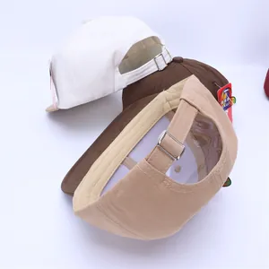 Detailansicht der verstellbaren Metallschnallen und Stoffbänder an Kinder-Baseballkappen
