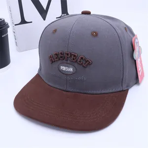 Dettaglio cappellino bicolore a tesa piatta con ricamo 3D e occhielli traspiranti