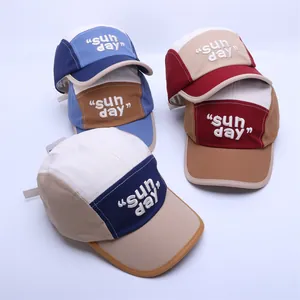 Détail de casquettes baseball 5 pans en coton avec broderie SUN DAY en plusieurs coloris