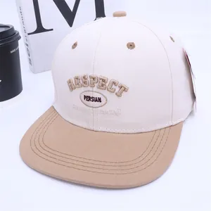 Dettaglio del cappello hip-hop bicolore con ricamo 3D di qualità e cartellino