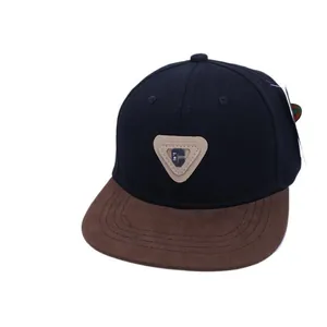 Casquette hip-hop enfant avec bord plat, calotte bleu marine et visière marron avec écusson C
