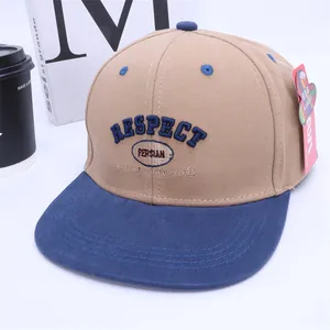 Dettaglio del cappellino bimbo con ricamo RESPECT e visiera piatta blu a contrasto