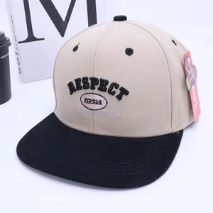 Dettaglio del ricamo RESPECT sul cappello hip hop in tela con visiera piatta