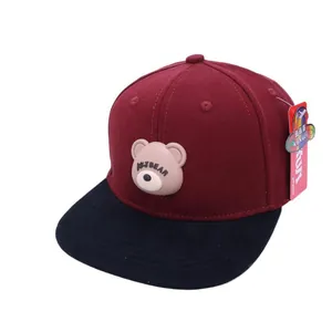 Kinder Snapback Cap mit weinroter Krone, schwarzem Schirm und 3D Bären-Patch