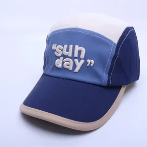 Détail de la casquette bicolore en coton avec broderie Sunday blanche en relief sur bleu