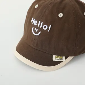 Λεπτομέρεια παιδικού καπέλου με κέντημα Hello smile και μαλακή βαμβακερή υφή