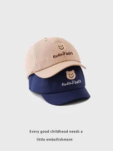 Détails des casquettes bébé en coton beige et bleu marine avec broderie oursons