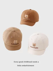 Trois casquettes enfant en marron, kaki et crème avec détail de broderie d'ours en 3D