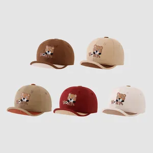 Dettaglio di cinque cappellini da baseball per bambini con ricamo a orsetto e colori